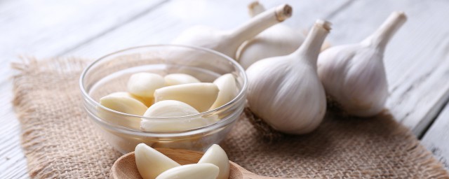 什么人不适合吃大蒜 哪些人不能吃大蒜 什么人不适合吃大蒜 哪些人不能吃大蒜