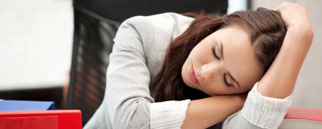 梦见抬头看飞机有什么征兆 梦见抬头看飞机有啥征兆