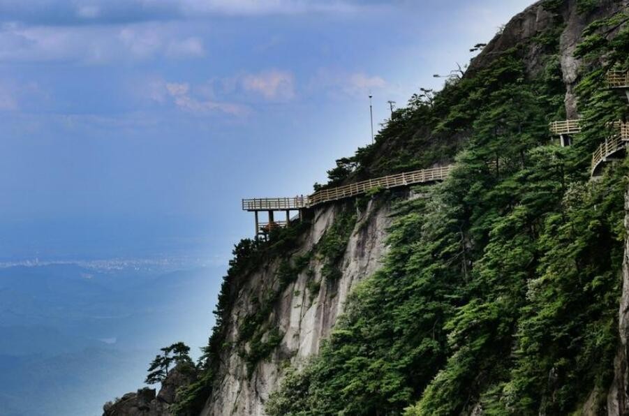 描写山的词语有哪些