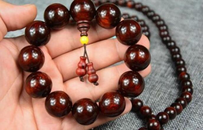 小叶紫檀木和红酸枝木的区别是什么