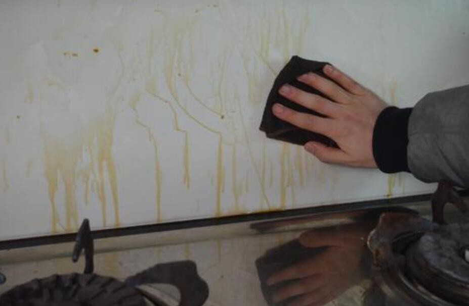 洗洁精加可乐可以去油污吗 洗洁精加可乐可以去油污吗