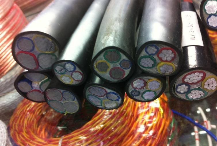 电线着火能用水泼吗