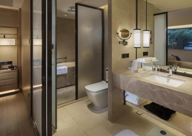 卫生间隔断门如何选择