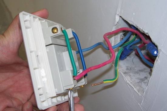 电插座滋滋响是什么原因