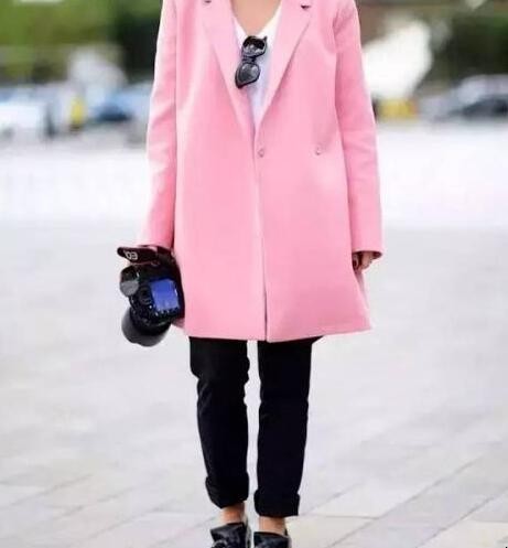 粉衣服配什么裤子