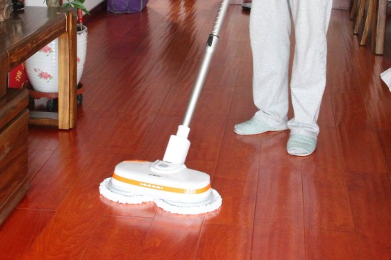 拖地加什么不易沾灰尘 拖地加什么不易沾灰尘