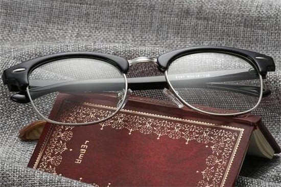 如何选择适合自己的眼镜框架 如何选择适合自己的眼镜框架