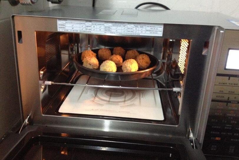 微波炉一热就有异味怎么办