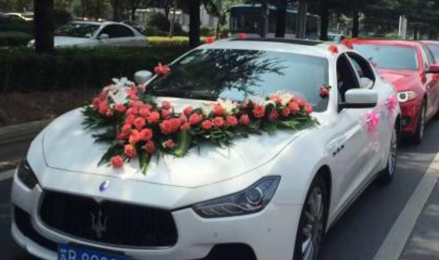 白色车漆被喜字染色怎么办