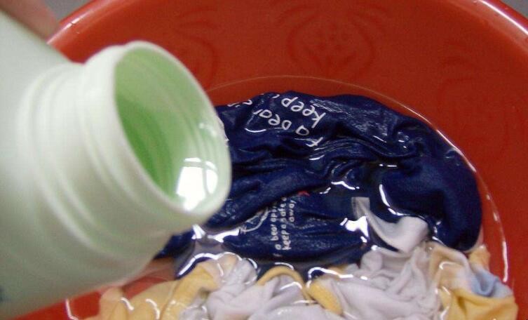 洗衣服为什么要先泡