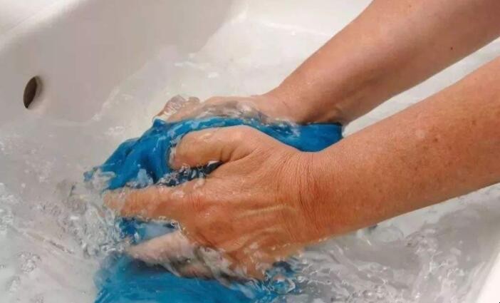 葡萄水滴在衣服上怎样洗才能洗掉