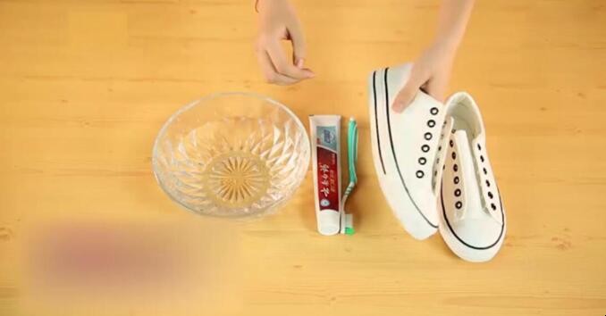 小白鞋变黄怎么洗干凈