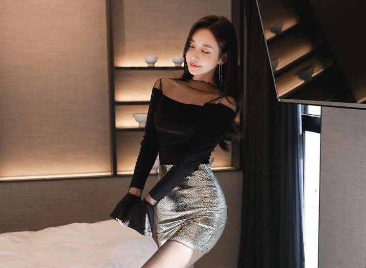 黑色上衣搭配什么下身