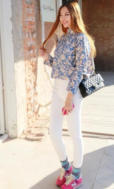 碎花上衣怎么搭配下身