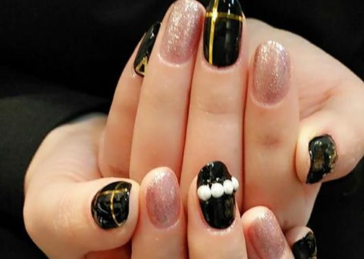 卸美甲贴的方法有哪些