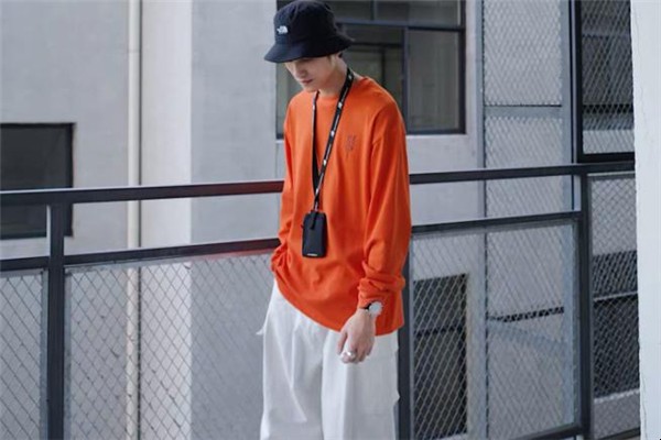 白色阔腿裤配什么颜色上衣