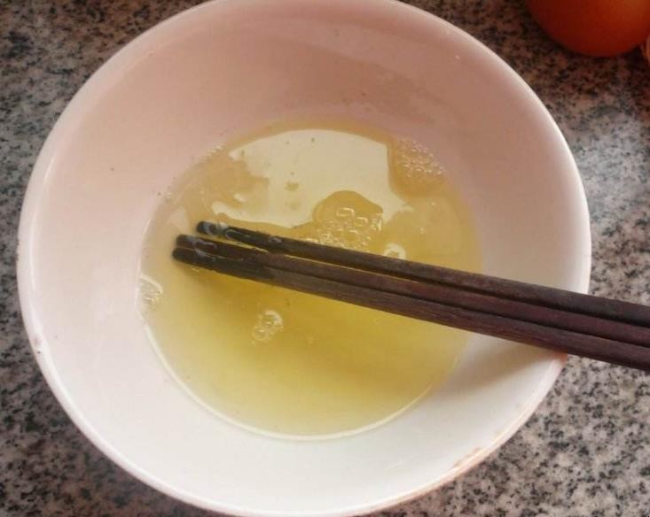 鸡蛋清敷脸的作用是什么