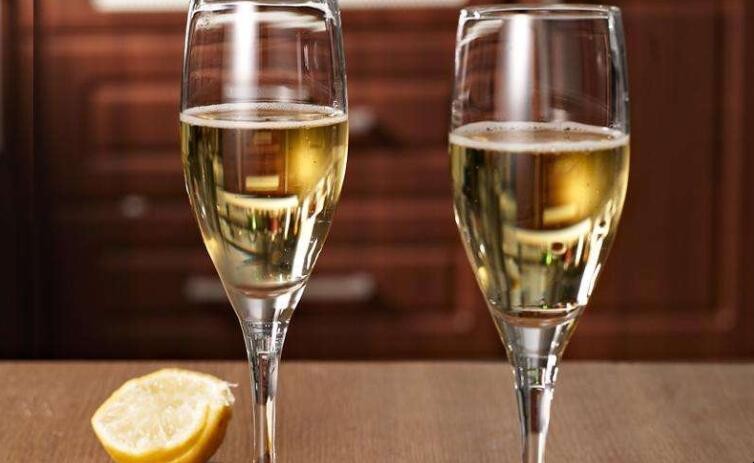 水晶杯与玻璃杯有什么区别