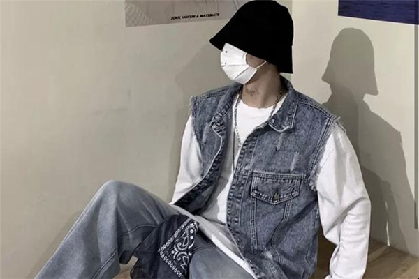 牛仔马甲配什么内搭