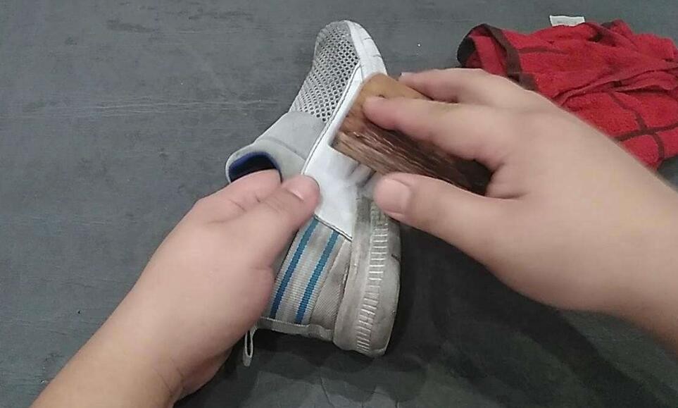 鞋白边蹭黑了怎么办