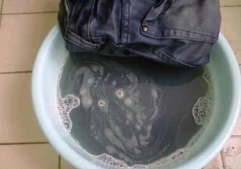 牛仔裤掉色染到其他衣服怎么清洗 牛仔裤掉色染到其他衣服怎么清洗