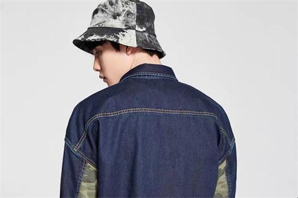 牛仔外套配什么帽子好看 牛仔外套配什么帽子好看