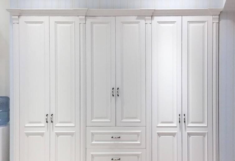 白色柜门配什么颜色拉手好 白色柜门配什么颜色拉手好