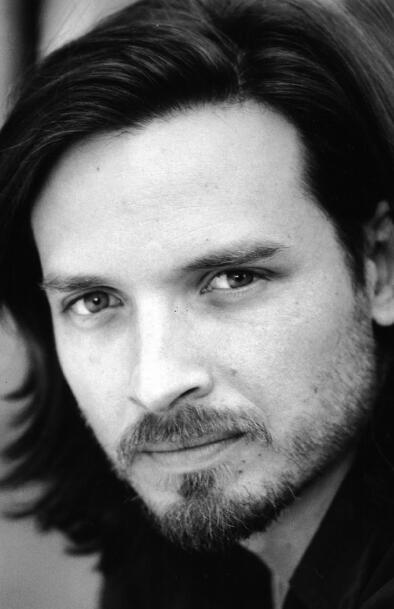 阿登·杨 Aden Young