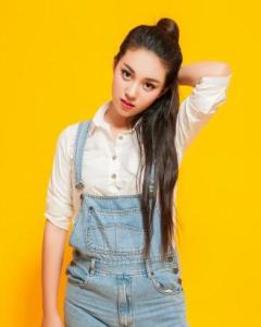 黄巾倚 倚倚 Lucy  Jinyi Huang