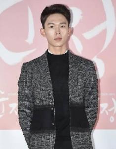 延俊锡 严俊锡 연준석  Yeon Jun Suk  ヨン・ジュンソク