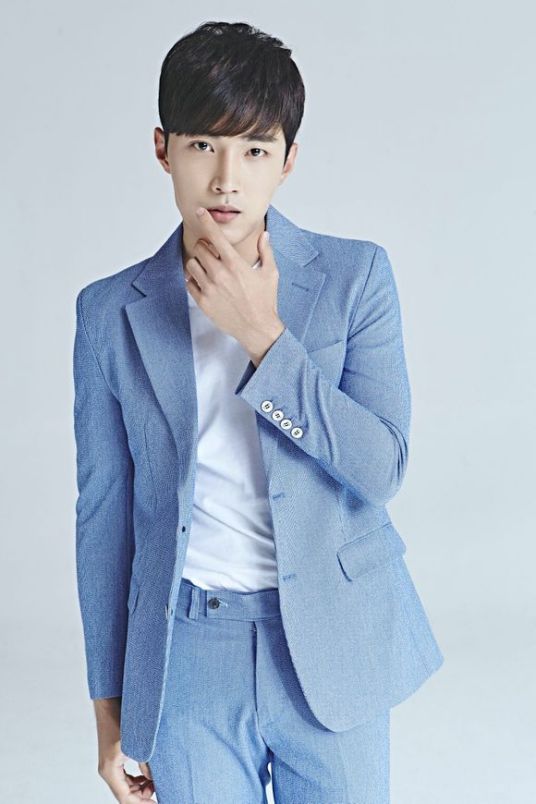 辉灿 Hwi Chan/Kim Tae Gwan 灿灿 金泰錧  金泰冠 김태관 휘찬