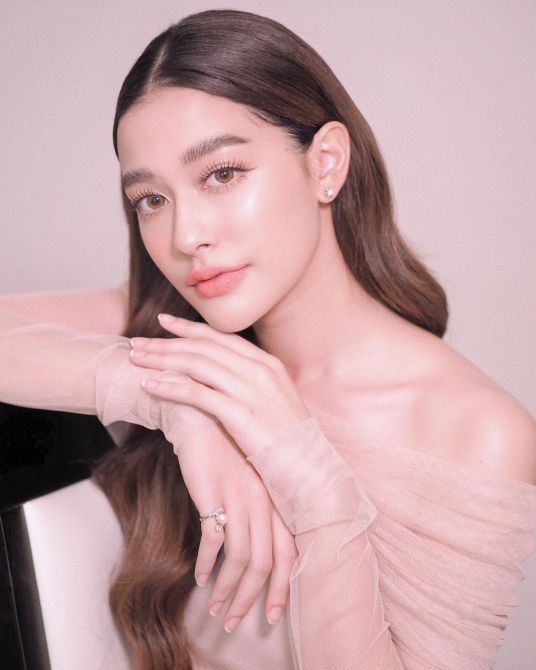 耶娜·萨拉斯 Gina Yeena Salas ญีนา ซาลาส