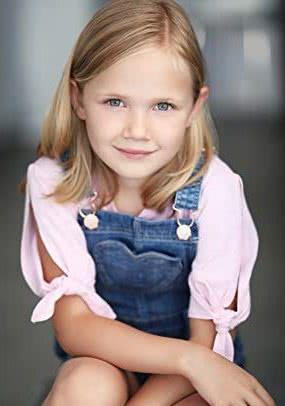 佐伊·诺艾尔·贝克 Zoë Noelle Baker