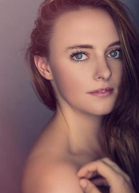 考特尼·哈特 Courtney Hart